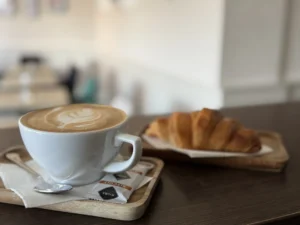 Cappuccino a croissant z nabídky kavárny Mcoffee v Ostravě-Porubě