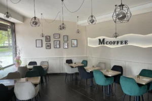 Vzdušný interiér kavárny Mcoffee v Ostravě-Porubě