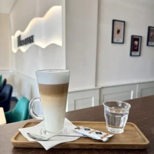 Latte macchiato z nabídky kavárny Mcoffee v Ostravě-Porubě