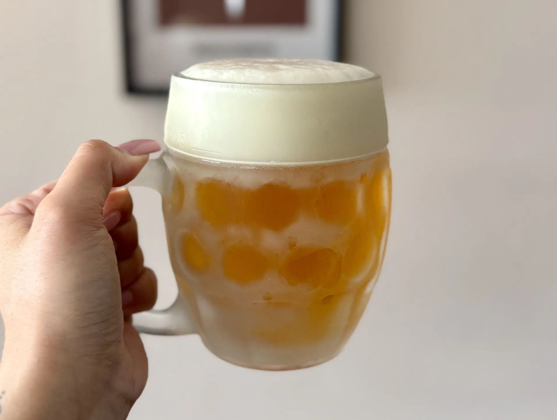 Monika drží čerstvě načepovaný Pilsner Urquell, který v Mcoffee také podává