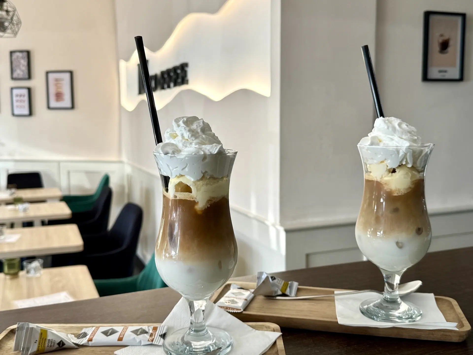 Bohatě zdobená ledová káva v Mcoffee